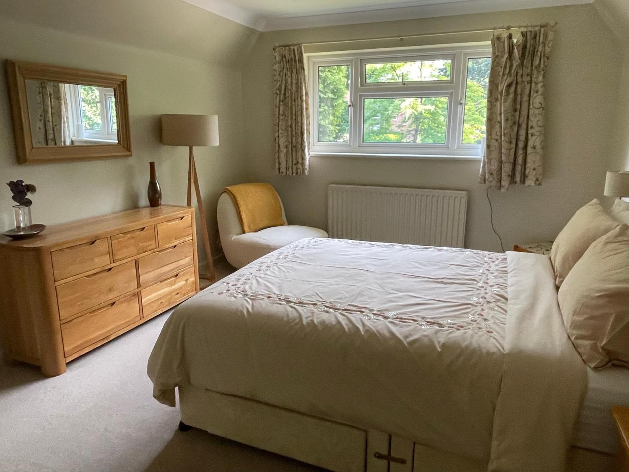 Charming Bournemouth House With Beautiful Spacious Gardens, 5 Min Drive To Beaches, Free Parking For 2-3 Cars Exteriör bild