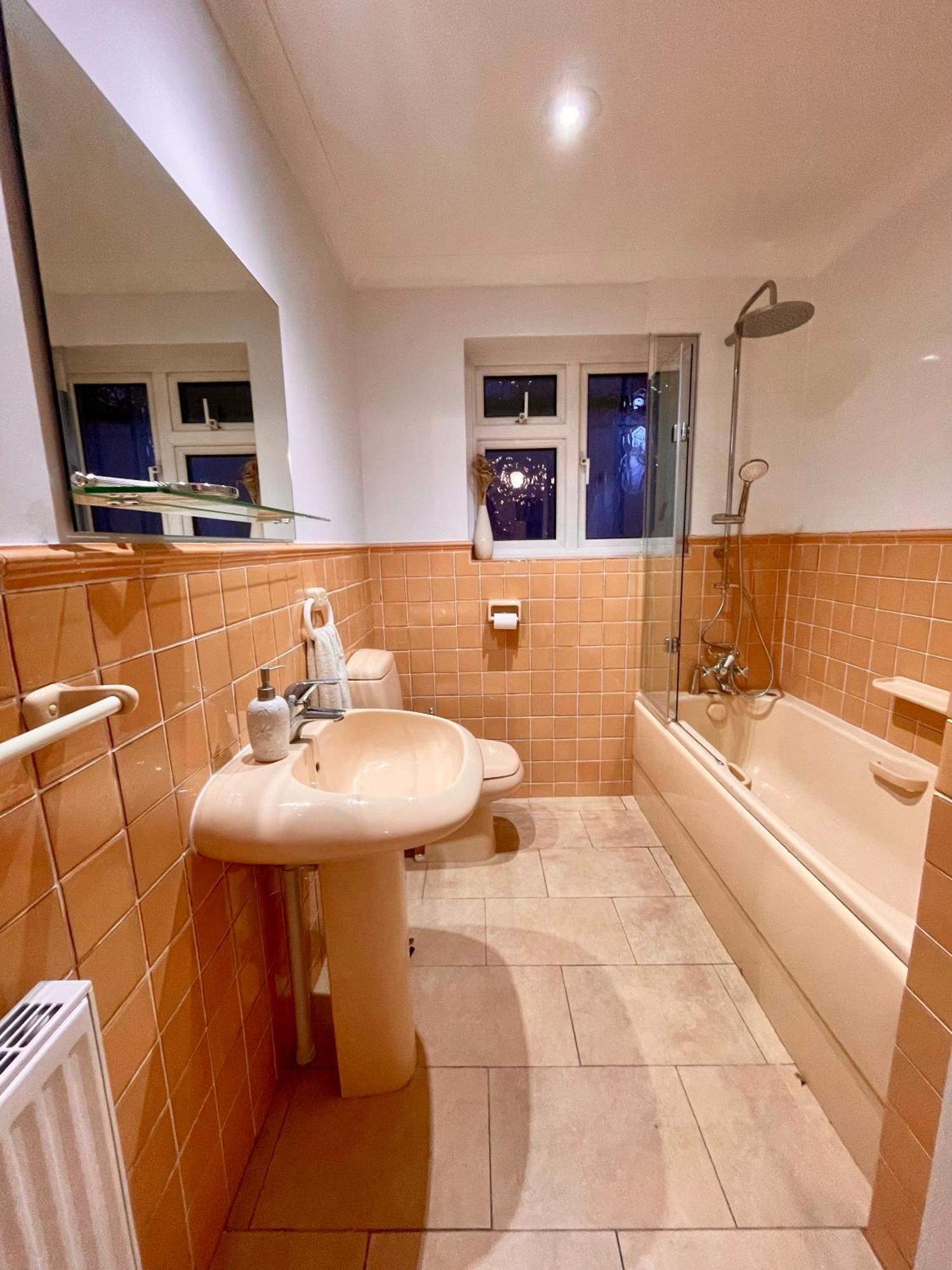 Charming Bournemouth House With Beautiful Spacious Gardens, 5 Min Drive To Beaches, Free Parking For 2-3 Cars Exteriör bild
