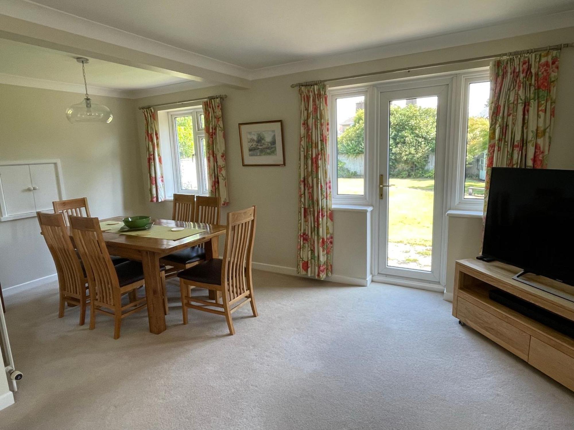 Charming Bournemouth House With Beautiful Spacious Gardens, 5 Min Drive To Beaches, Free Parking For 2-3 Cars Exteriör bild