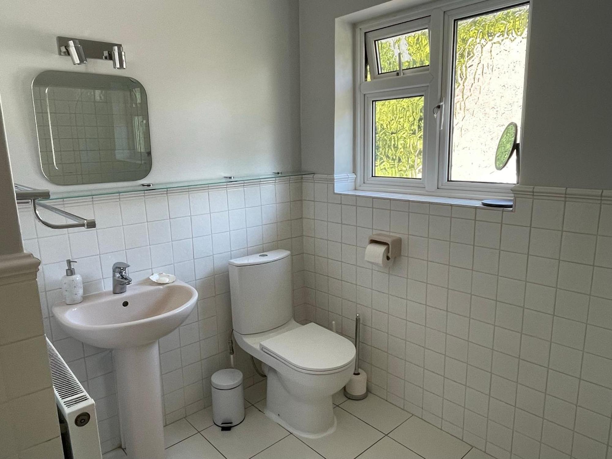 Charming Bournemouth House With Beautiful Spacious Gardens, 5 Min Drive To Beaches, Free Parking For 2-3 Cars Exteriör bild